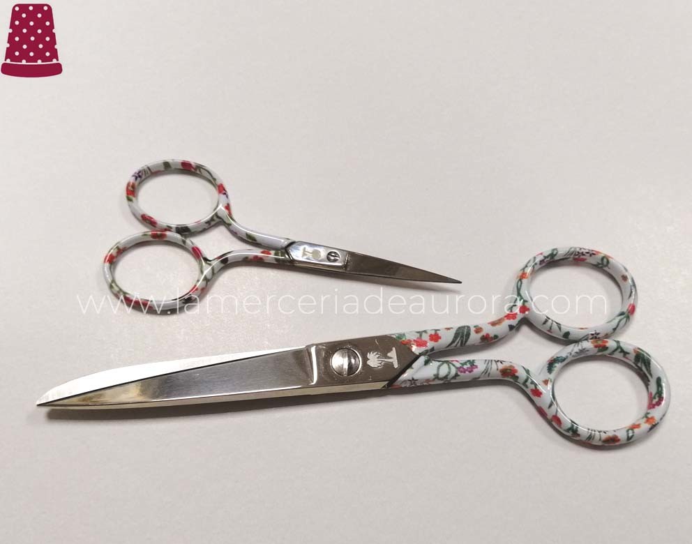 Tijera bordar recta decorada modelo flores fondo blanco de Palmera - La